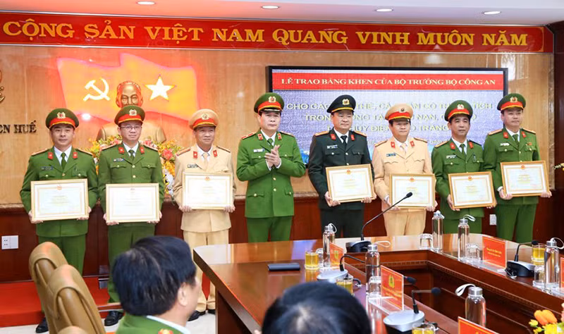 Thiếu tướng Lê Quốc Hùng, Thứ trưởng Công an trao Bằng khen của Bộ trưởng Công an tặng các tập thể và cá nhân xuất sắc.