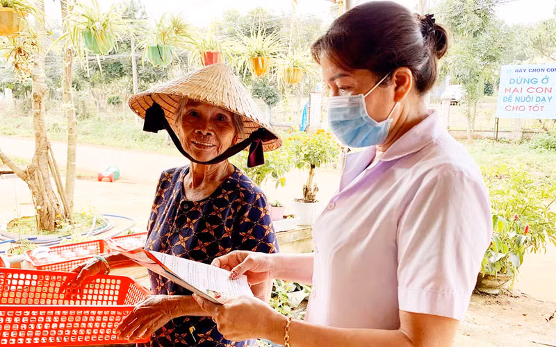 Nhân viên y tế xã Hải Yang tuyên truyền cho người dân về các biện pháp phòng, chống bệnh sốt xuất huyết.