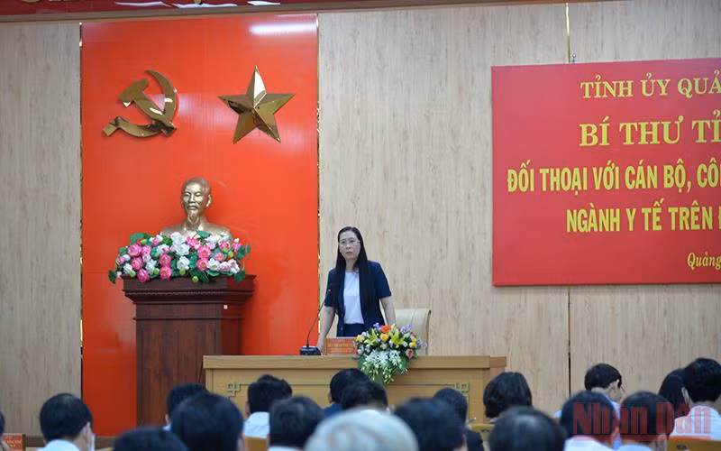 Đồng chí Bùi Thị Quỳnh Vân trực tiếp đối thoại với cán bộ ngành y tế.