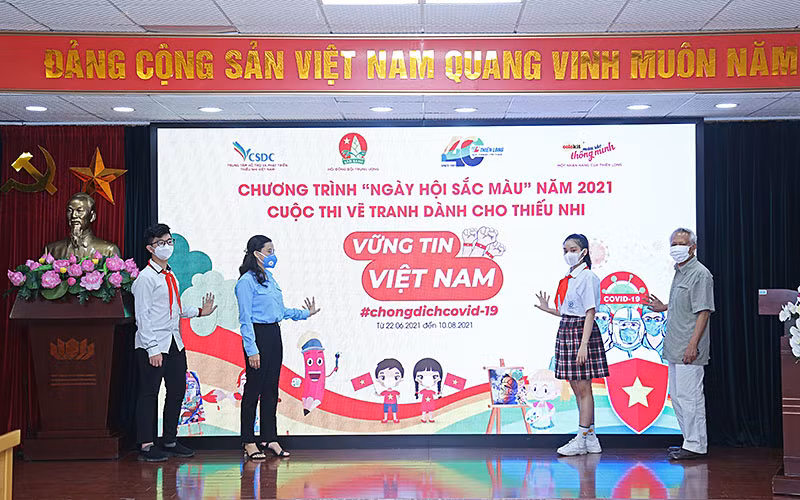 Đại diện Ban Tổ chức, Ban Giám khảo, thiếu nhi cả nước cùng ấn nút phát động cuộc thi.