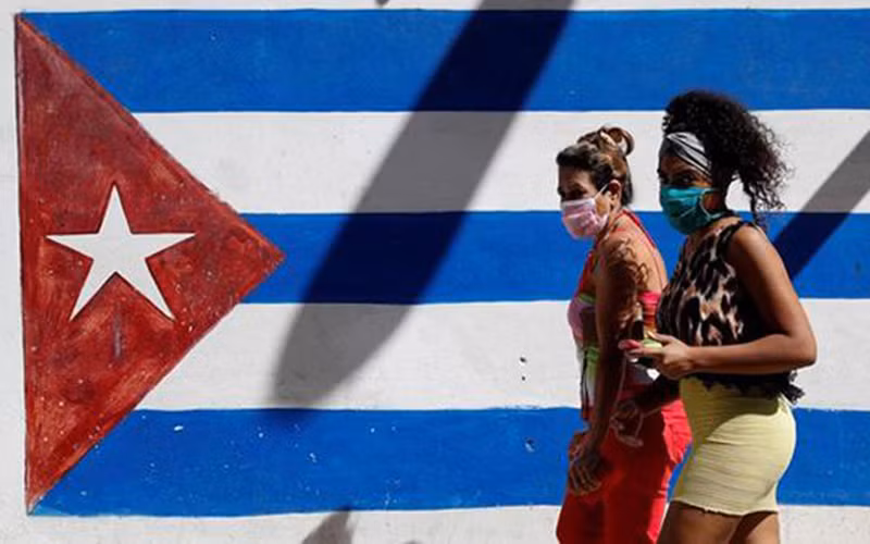 Người dân Cuba đeo khẩu trang phòng, chống Covid-19. (Ảnh: Prensa Latina)