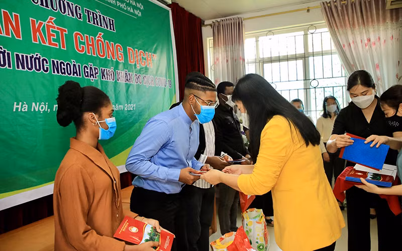 Những món quà nghĩa tình, chia sẻ đến với người nước ngoài đang sinh sống và học tập tại Hà Nội đang gặp khó khăn do Covid-19.