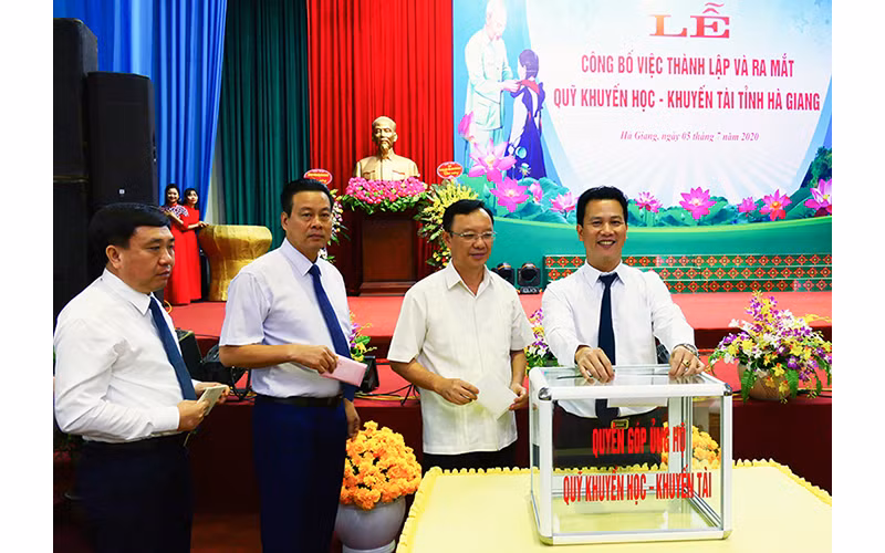 Các đại biểu dự lễ tham gia đóng góp, ủng hỗ quỹ Khuyến học - Khuyến tài Hà Giang.