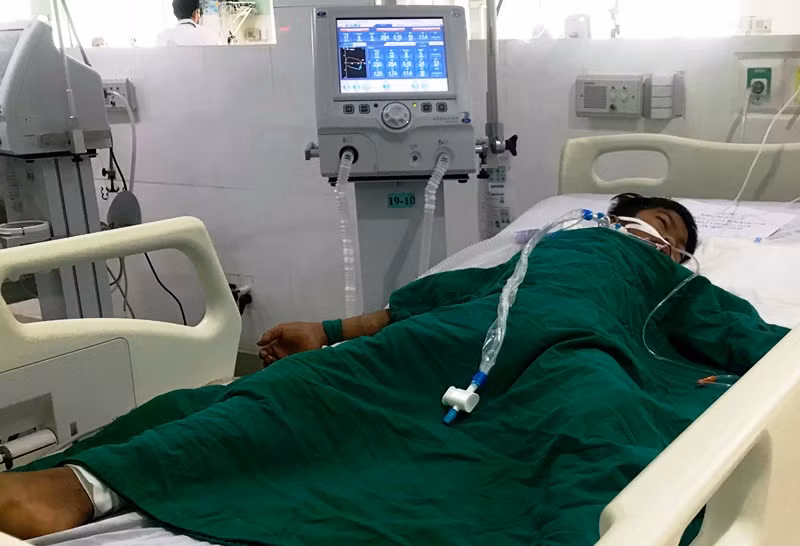 Bệnh nhân A Đoàn trong chùm ca bệnh nghi do ngộ độc tại thôn Kon Du, xã Măng Cành, huyện Kon Plông, tỉnh Kon Tum, đang được điều trị tại Khoa Hồi sức tích cực và chống độc, Bệnh viện đa khoa Kon Tum.