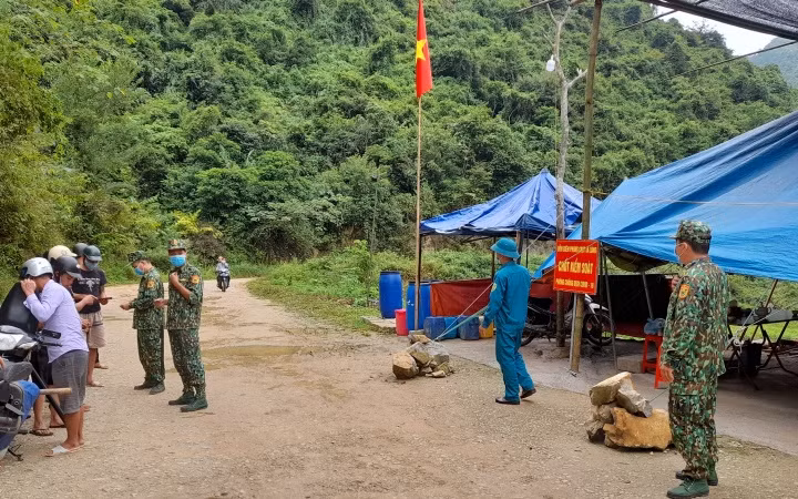 “Căng mình” ngăn chặn xuất, nhập cảnh trái phép -0