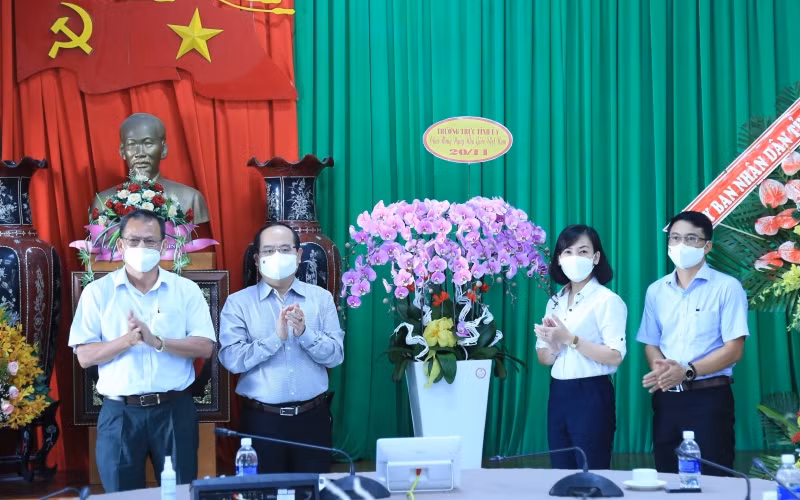 Lãnh đạo Tỉnh ủy Đồng Nai chúc mừng Sở Giáo dục và Đào tạo nhân kỷ niệm 39 năm Ngày Nhà giáo Việt Nam.