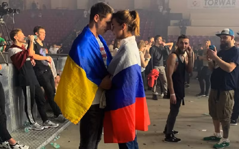 Bức ảnh chụp Juliana Kuznetsova và vị hôn phu tại buổi hòa nhạc năm 2019 lan truyền mạnh mẽ trên mạng xã hội trong lúc chiến sự nổ ra giữa Nga và Ukraine. (Ảnh: Juliana Kuznetsova/Washington Post)