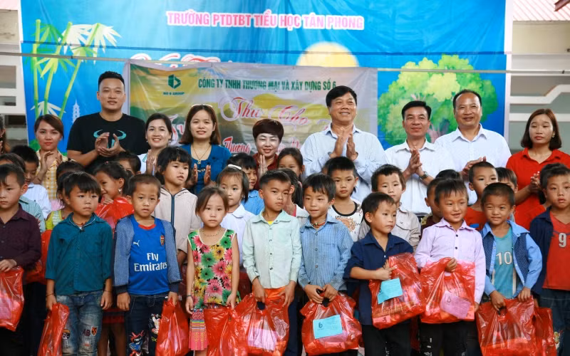 Lãnh đạo Hiệp hội Doanh nghi tỉnh cùng lãnh đạo huyện Nậm Pồ trao quà trung thu cho học sinh xã Si Pha Phìn.