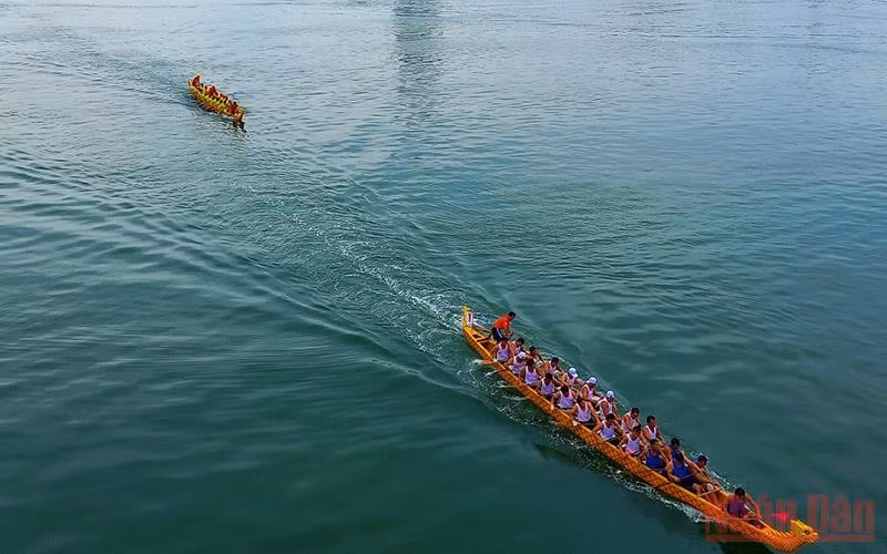 Các thuyền nỗ lực trên đường đua sông Nhật Lệ