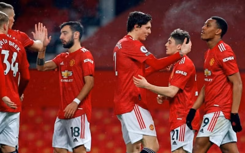 Các cầu thủ Man United mừng trận thắng tưng bừng trên sân nhà.