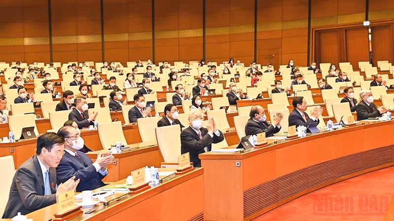 Các đồng chí lãnh đạo, nguyên lãnh đạo Đảng, Nhà nước, Mặt trận Tổ quốc Việt Nam và các đại biểu dự phiên bế mạc tại Nhà Quốc hội. Ảnh: Linh Khoa
