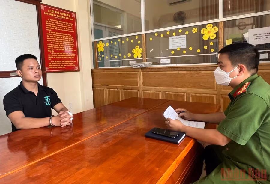 Công an lấy lời khai của đối tượng Trần Quang Quyền.