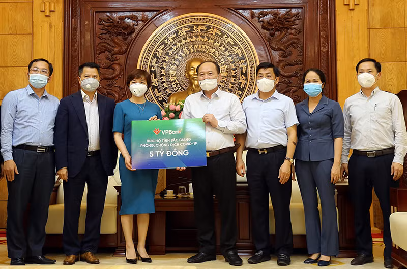 Doanh nghiệp hỗ trợ các địa phương chống dịch
