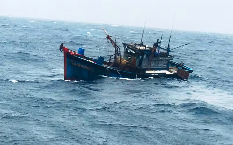 Vượt thời tiết khắc nghiệt cứu kịp thời ba ngư dân gặp nạn trên biển -0