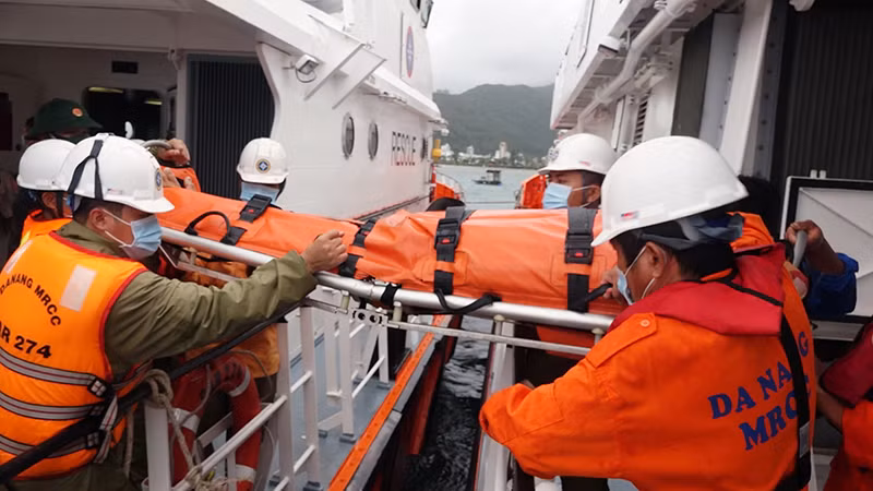 Vượt thời tiết khắc nghiệt cứu kịp thời ba ngư dân gặp nạn trên biển -0