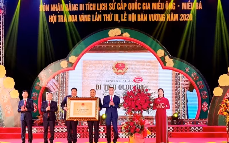 Lãnh đạo tỉnh Quảng Ninh trao Bằng công nhận Di tích lịch sử cấp Quốc gia Miếu Ông - Miếu Bà cho huyện Ba Chẽ (Quảng Ninh).
