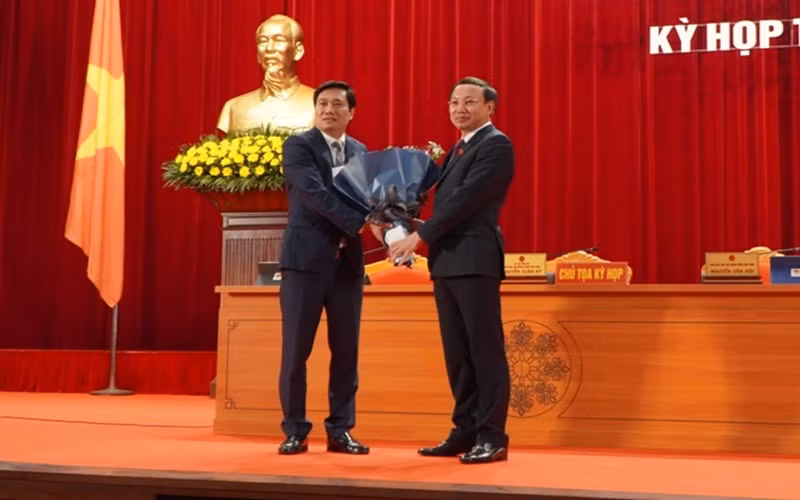 Đồng chí Nguyễn Xuân Ký, Bí thư Tỉnh ủy Quảng Ninh tặng hoa chúc mừng đồng chí Nguyễn Tường Văn (bên trái), Chủ tịch UBND tỉnh Quảng Ninh nhiệm kỳ 2016-2021.