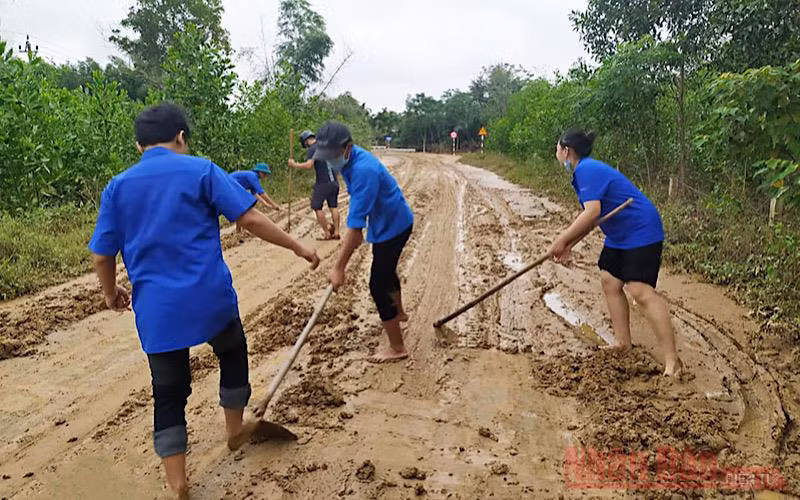 Thanh niên Quảng Trị xung kích tu sửa đường giao thông liên thôn, liên xã.