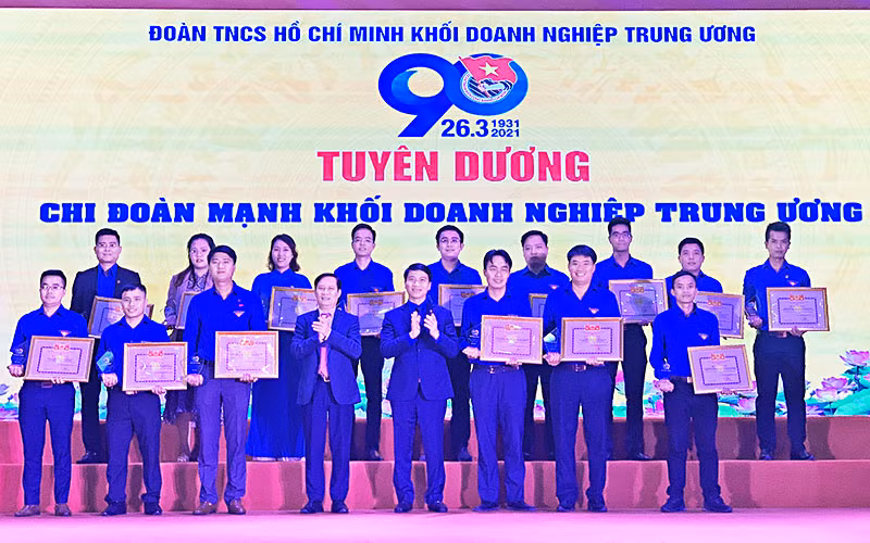 Lãnh đạo Khối Doanh nghiệp T.Ư và T.Ư Đoàn trao Bằng khen tặng các đơn vị chi đoàn mạnh trong Khối.