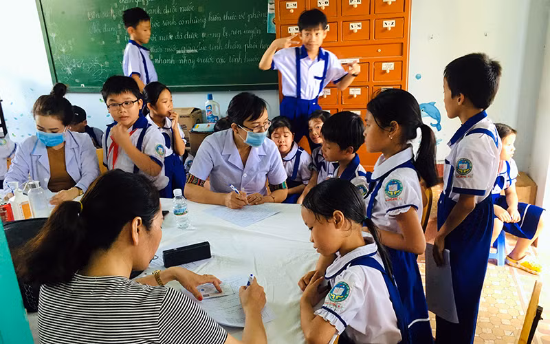 Khám sàng lọc phát hiện sớm các vấn đề về sức khỏe cho học sinh ở huyện Phù Cát (Bình Ðịnh).