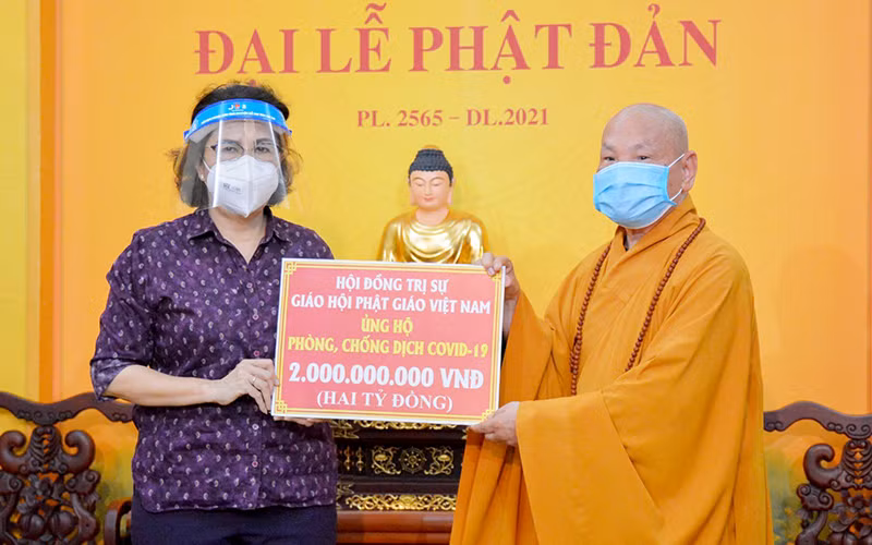 Giáo hội Phật giáo Việt Nam ủng hộ TP Hồ Chí Minh nguồn lực chống dịch. Ảnh: CÔNG MINH