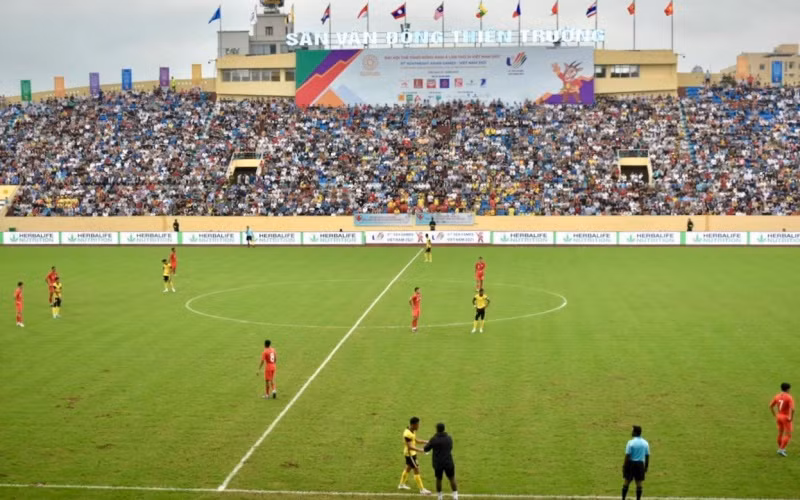 Với 7 điểm sau 3 trận, đội tuyển U23 Malaysia (áo vàng) đã góp mặt tại bán kết bóng đá nam SEA Games 31.