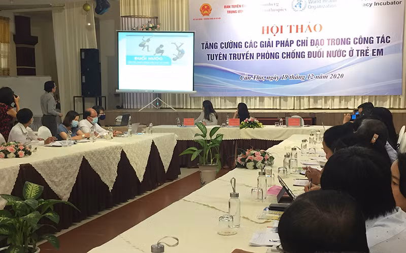 Quang cảnh hội thảo tăng cường tuyên truyền phòng chống tai nạn đuối nước ở trẻ em.