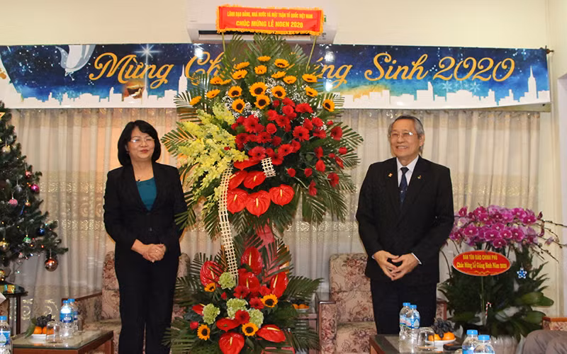 Phó Chủ tịch nước Đặng Thị Ngọc Thịnh tặng hoa, quà mừng Lễ Noel 2020.
