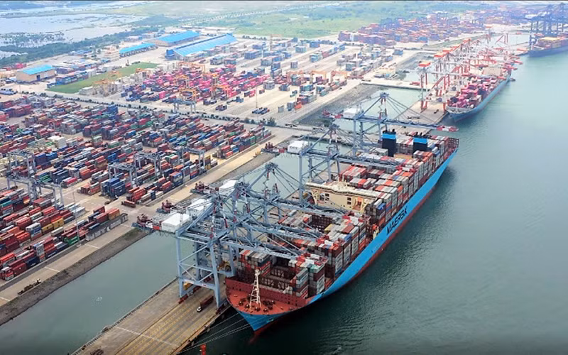 Tàu vận tải vào cảng Hải Phòng bốc xếp công-ten-nơ. 