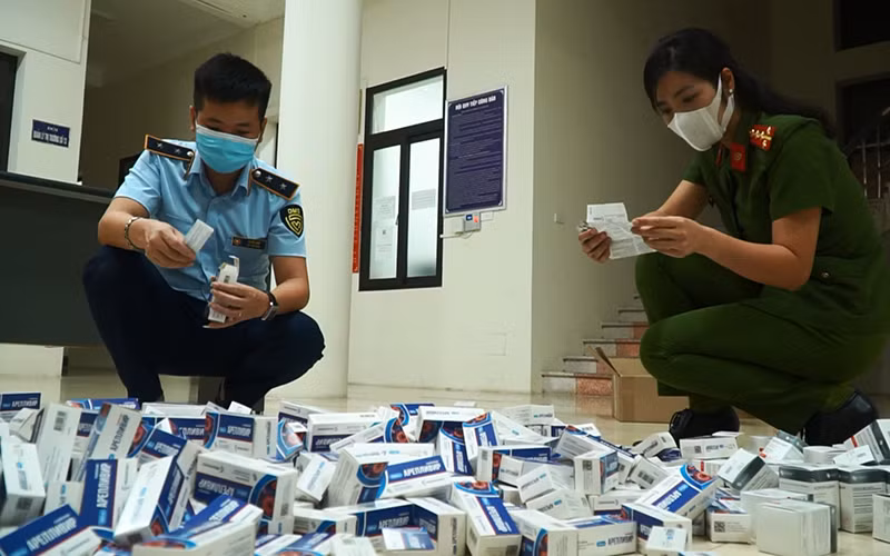 Thuốc điều trị Covid-19 chưa được kiểm định chất lượng bị cơ quan chức năng phát hiện và thu giữ.