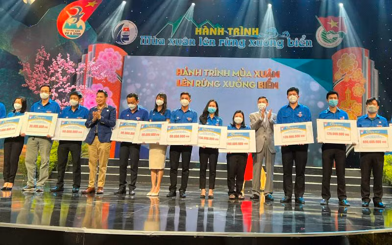 Đại diện Thành đoàn, Tỉnh đoàn các địa phương nhận học bổng từ Quỹ Vừ A Dính.