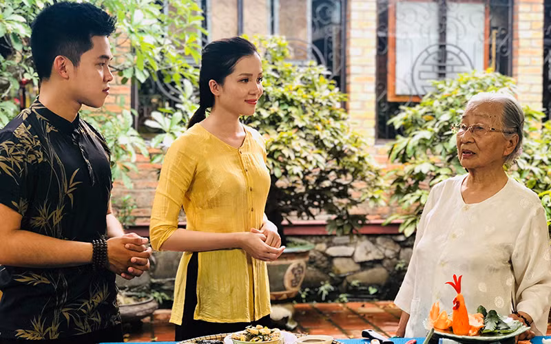 Nghệ nhân ẩm thực Mai Thị Trà (ngoài cùng bên phải) giới thiệu các món ăn đặc trưng Huế.