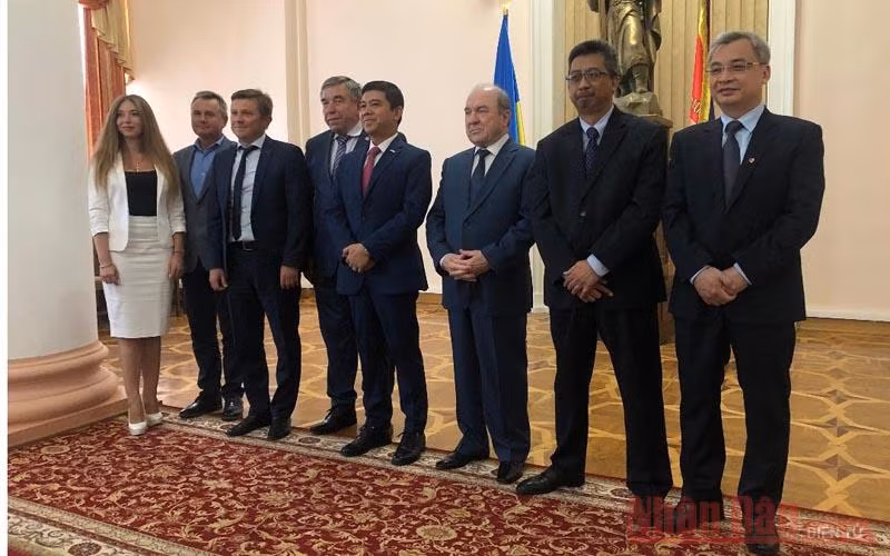 Đại sứ Việt Nam tại Ukraine Nguyễn Anh Tuấn (ngoài cùng bên phải) chụp ảnh lưu niệm cùng các đại biểu tại cuộc họp