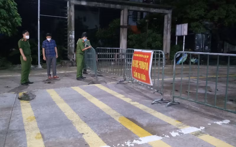 Lực lượng chức năng tháo bỏ phong tỏa ở huyện Kim Sơn (Ninh Bình).