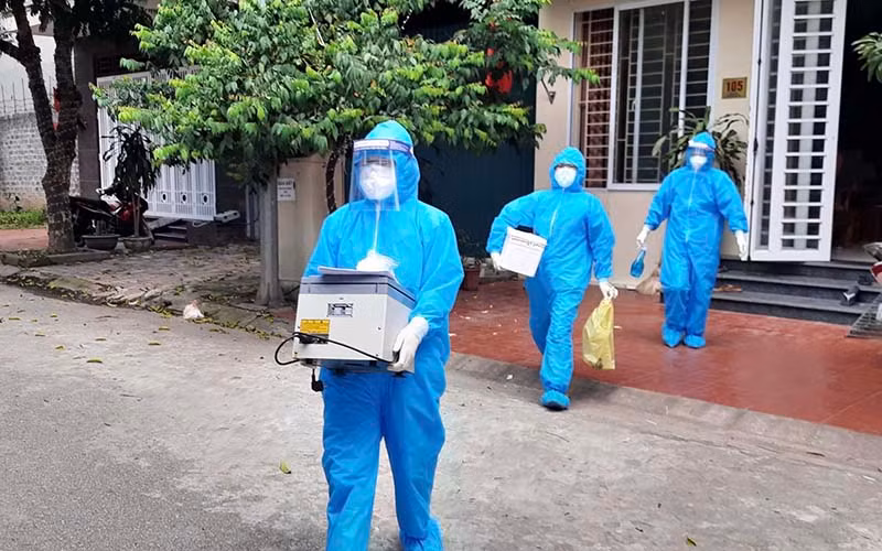 CDC Hoà Bình lấy mẫu xét nghiệm các trường hợp F1.