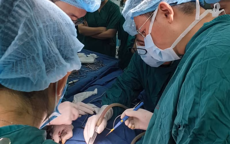 Các bác sĩ mổ cấp cứu cho bệnh nhi.