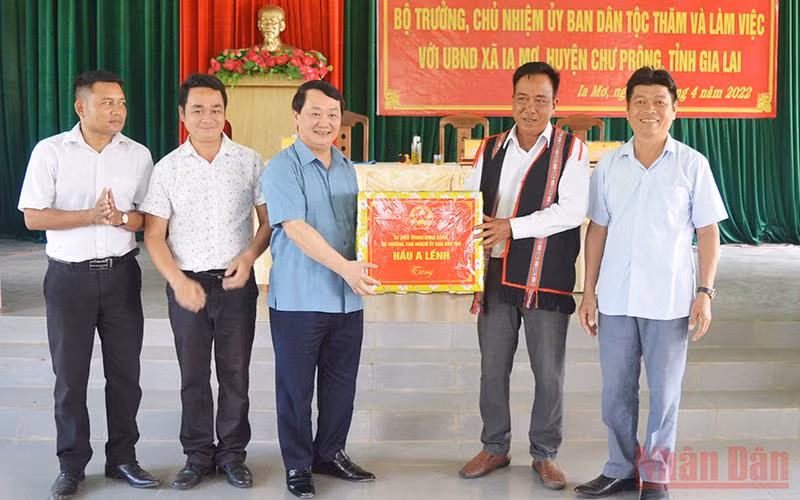 Bộ trưởng, Chủ nhiệm Ủy ban Dân tộc Hầu A Lềnh tặng quà cho xã Ia Mơr. (Ảnh: ANH HUY)