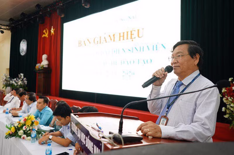 Ông Trần Minh Hùng (người cầm mic) phát biểu trong một hội nghị tại Đại học Đồng Nai.
