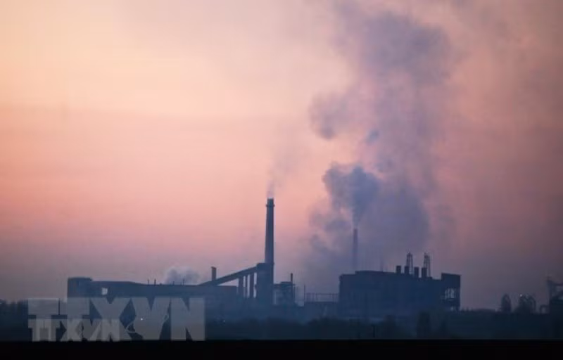 Khí thải phát ra từ một nhà máy thép ở Sofia, Bulgaria. (Ảnh: AFP/TTXVN) 