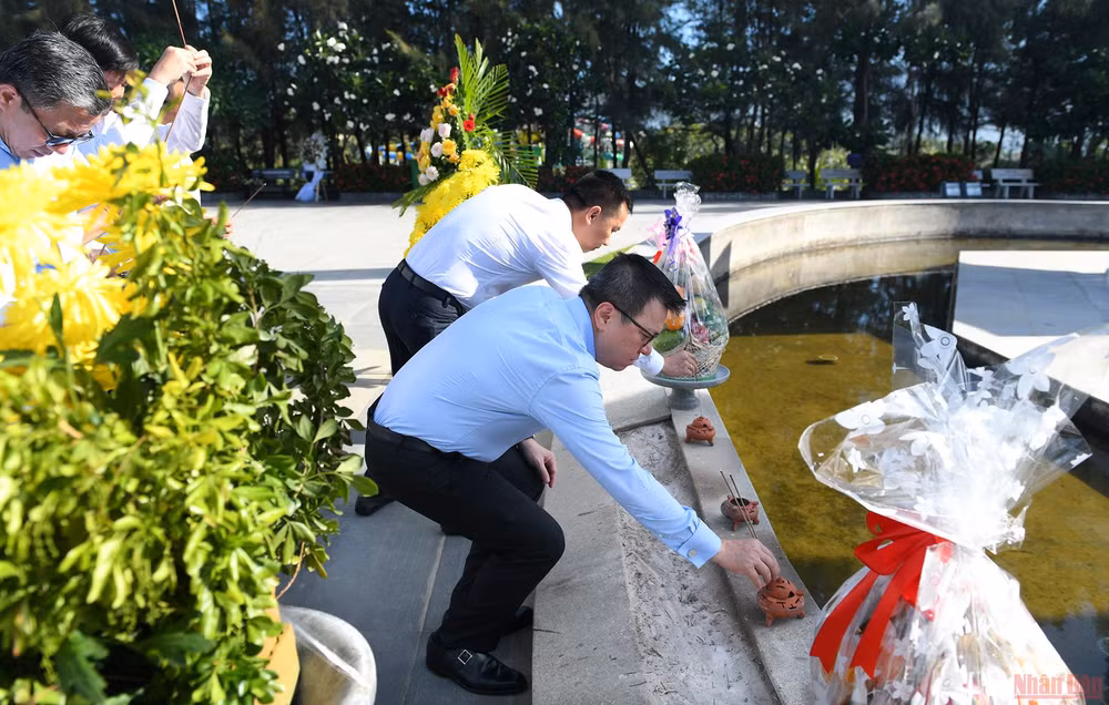 Đoàn báo Nhân Dân dâng hương, dâng hoa tưởng niệm các chiến sĩ Gạc Ma hy sinh tại vùng biển Trường Sa. -0