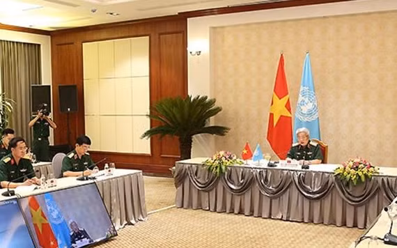 Thượng tướng Nguyễn Chí Vịnh và đại diện lãnh đạo một số đơn vị trong quân đội tham dự buổi Hội đàm trực tuyến.