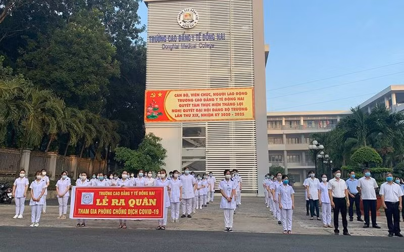 Sáng 3/7, 70 giáo viên, sinh viên Trường Cao đẳng y tế Đồng Nai ra quân hỗ trợ lấy mẫu xét nghiệm.