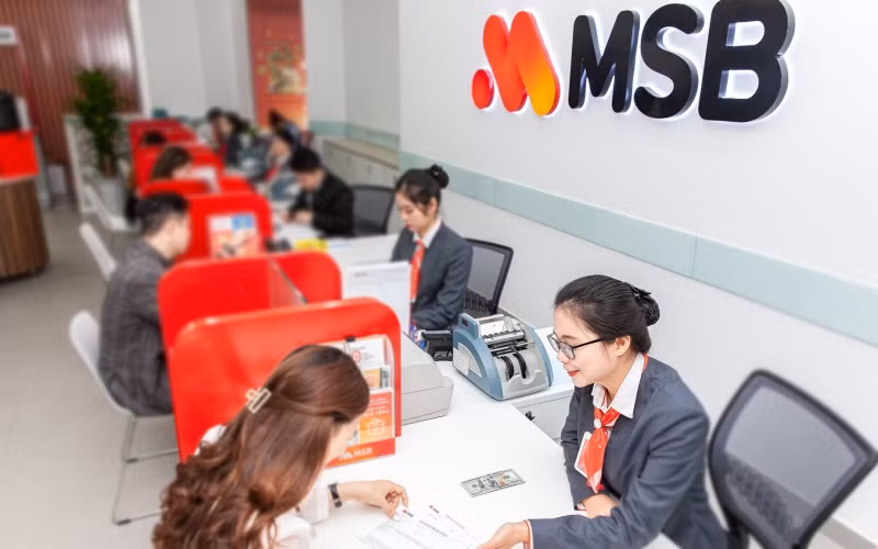 Khách hàng giao dịch tại chi nhánh ngân hàng MSB.