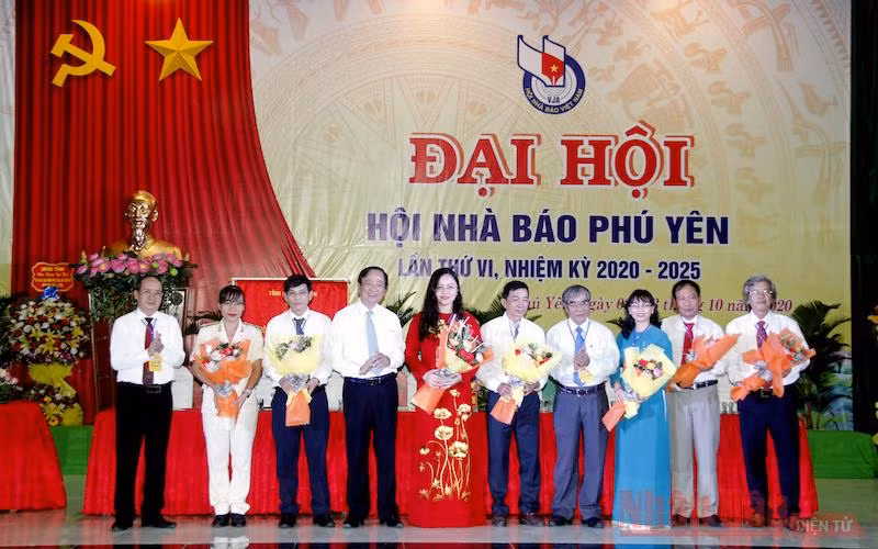 Ban chấp hành Hội Nhà báo Phú Yên khóa VI (2020-2025) ra mắt đại hội.
