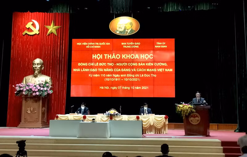 Đồng chí Nguyễn Xuân Thắng phát biểu tại Hội thảo.
