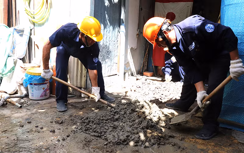 Công nhân Sawaco trám lấp nhiều giếng khoan ở các khu vực đã có hệ thống cấp nước của thành phố.