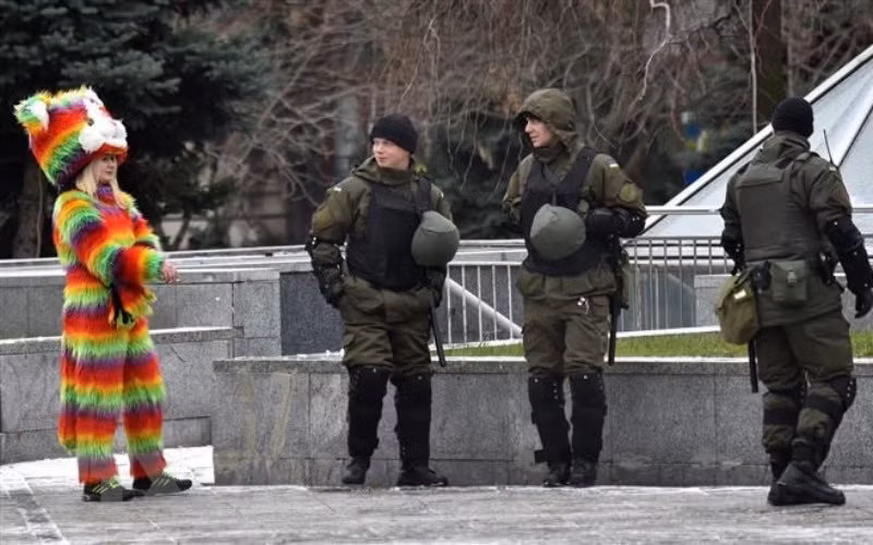 Lực lượng phòng vệ quốc gia Ukraine tuần tra tại quảng trường thủ đô Kiev. (Ảnh: AFP/TTXVN)