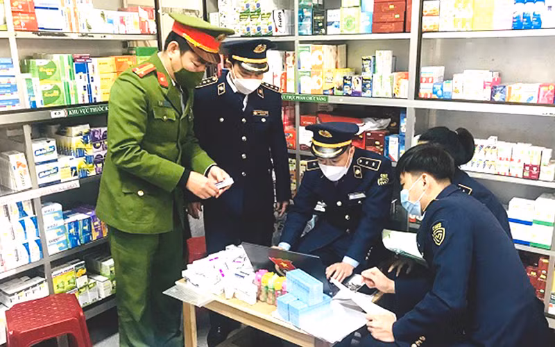 Phát hiện các bộ test nhanh Covid-19 không rõ nguồn gốc tại một cửa hàng kinh doanh vật tư y tế, thuốc ở TP Vinh. (Ảnh: MINH TÂM-ĐỨC VŨ)