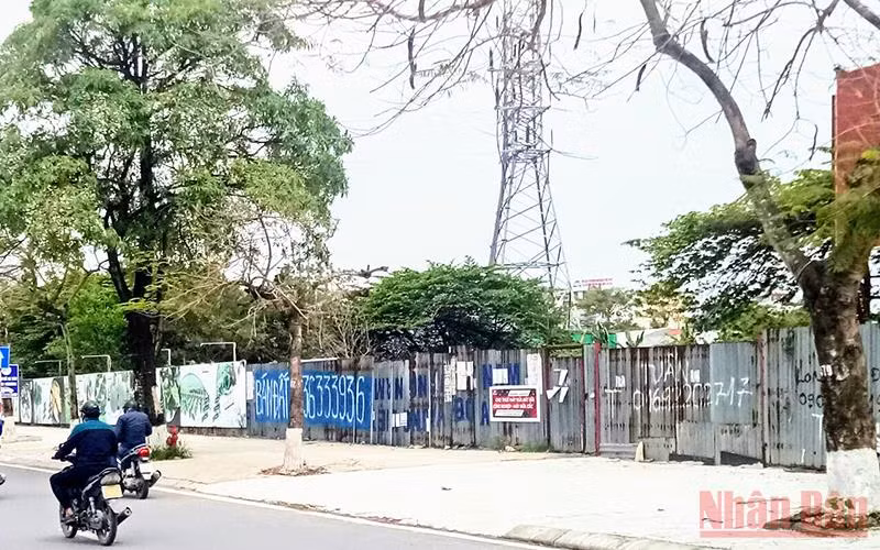 Sau 14 năm, khu đất hơn 9 nghìn m2 vẫn chỉ là bãi đất để không được quay tôn tạm bợ.
