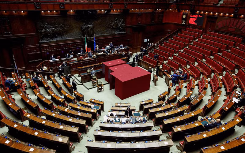 Các đại cử tri tham gia bỏ phiếu bầu Tổng thống Italia ngày 29/1. (Ảnh Reuters)